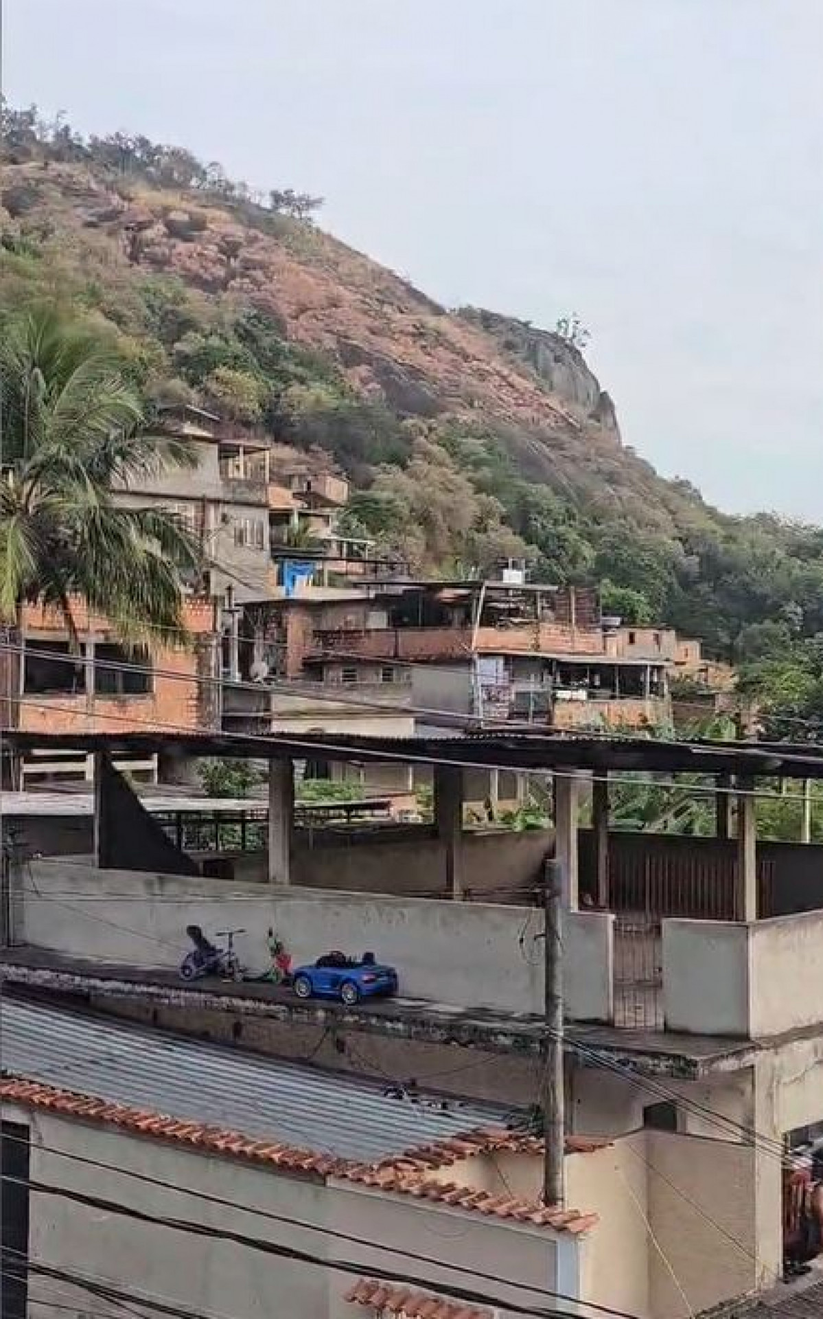 Policiais civis atuam no Complexo do Lins, na Zona Norte, nesta quarta (12) - Reprodu&ccedil;&atilde;o