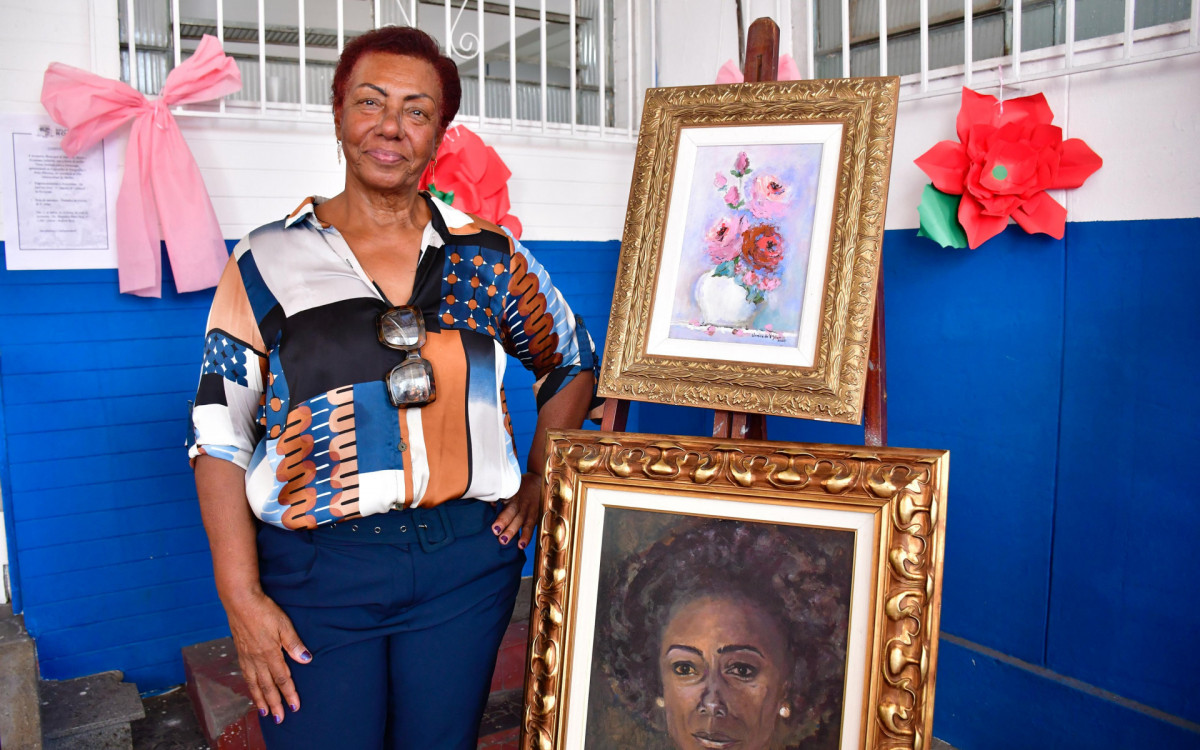 A artista plástica Elenira Vasconcellos Silva foi a homenageada do evento com uma exposição de seus quadros