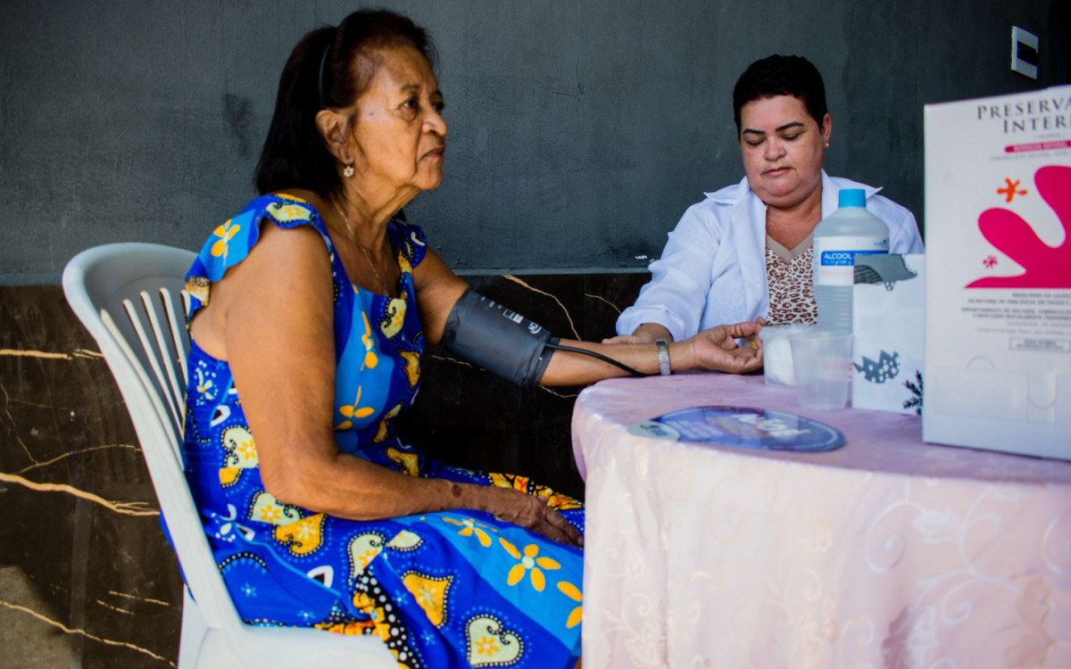 A agente de endemias Elza Pedrosa da Silva aferiu a pressão e verificou a taxa de glicose