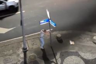 Vídeo: turista é detido após quebrar placa e danificar carros e motos em Copacabana