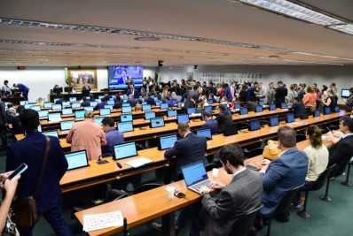 Disputa por comissões na Câmara: MDB fica com Orçamento, e PT tenta bloquear Eduardo Bolsonaro