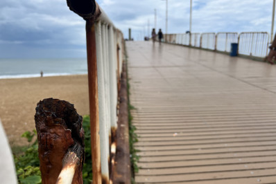 Revitalização do Emissário de Costazul e ponte de madeira avança em Rio das Ostras