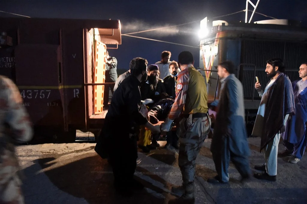 Sequestro de trem no Paquistão termina com ao menos 55 mortos; Vídeo