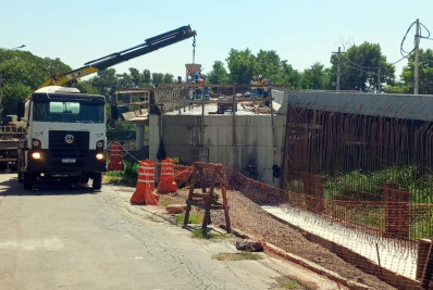 Construção de ponte entre Aterrado e Aero Clube, em Volta Redonda, avança com nova etapa de concretagem