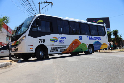 Prefeitura de Cabo Frio entrega oito novos ônibus municipais para a população de Tamoios