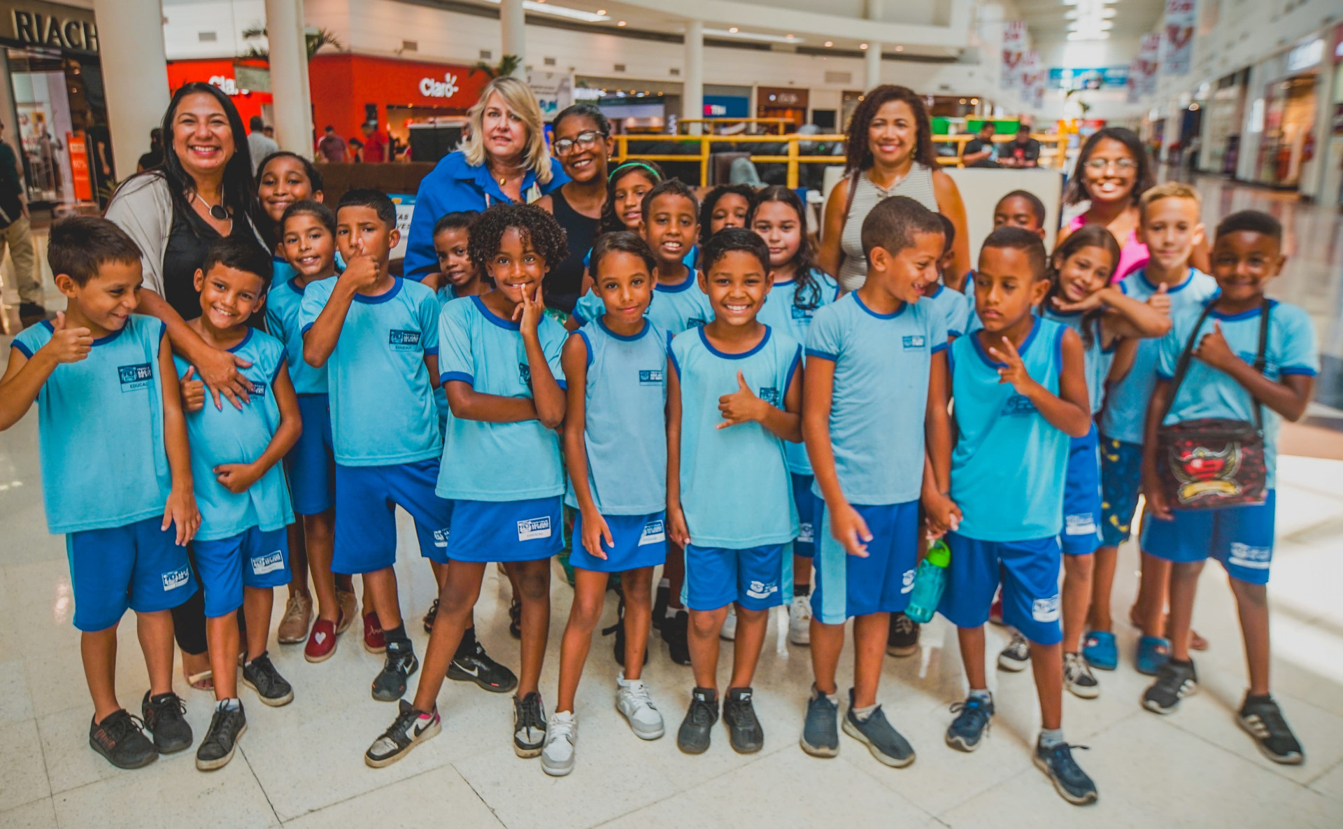 Alunos da rede municipal vivem tarde especial com cinema e diversão em shopping de São João de Meriti - Gilberto Rocha 