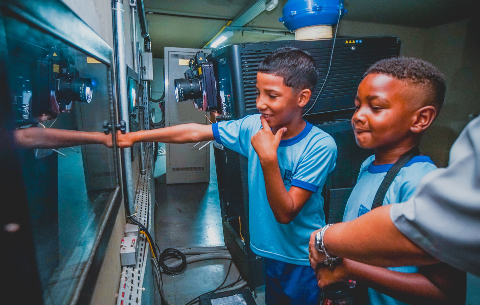 O aluno Werlerson (esq) ficou encantado com a experi&ecirc;ncia na sala de proje&ccedil;&atilde;o dos filmes - Gilberto Rocha 