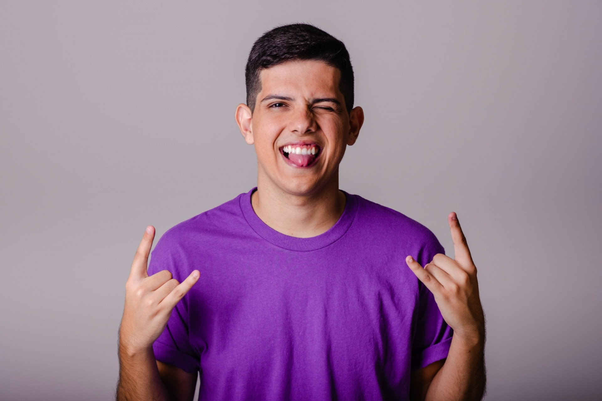 O ator Luiz Augusto se sente feliz ao lado de amigos - Divulgação