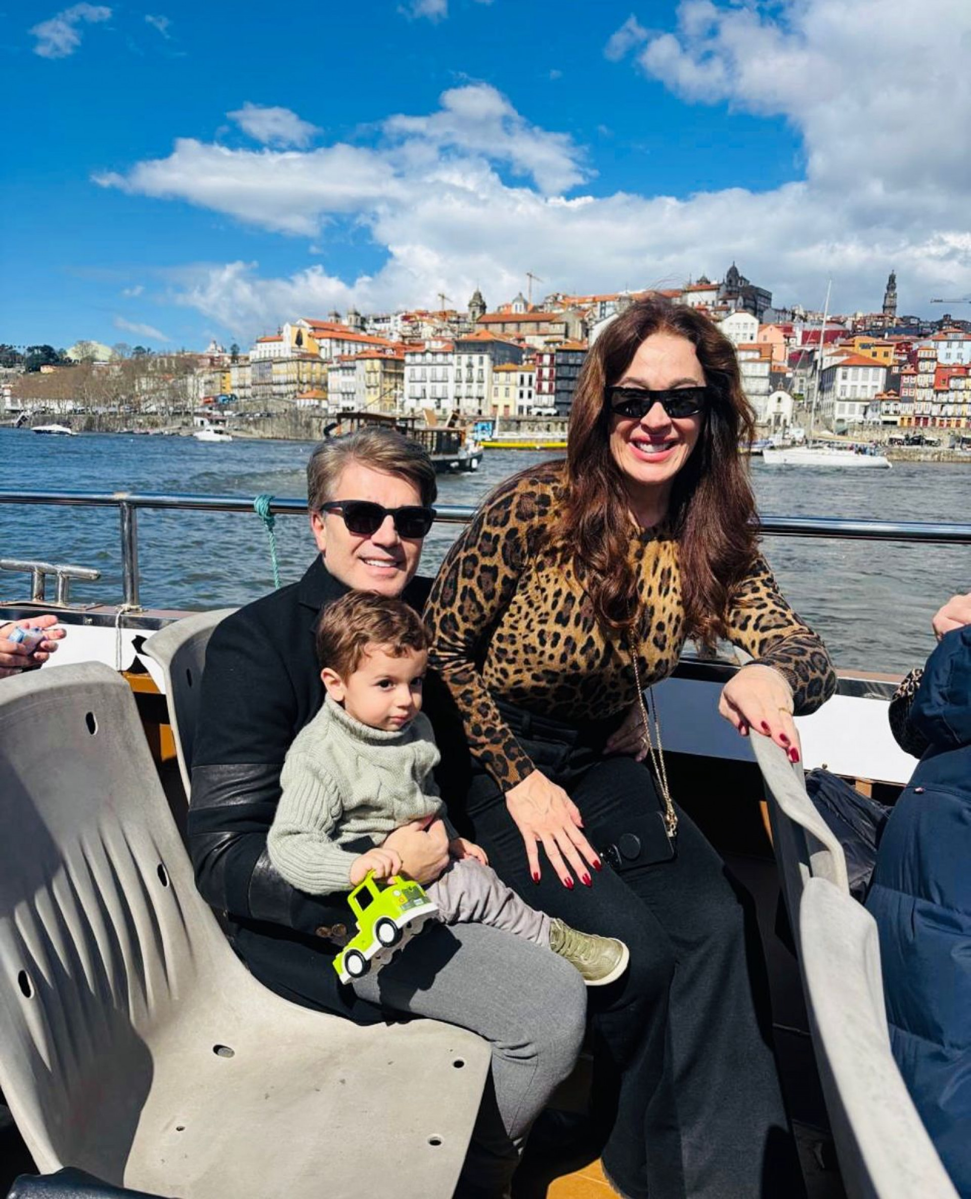 Claudia Raia posa ao lado da família em passeio de barco  - Reprodução Instagram
