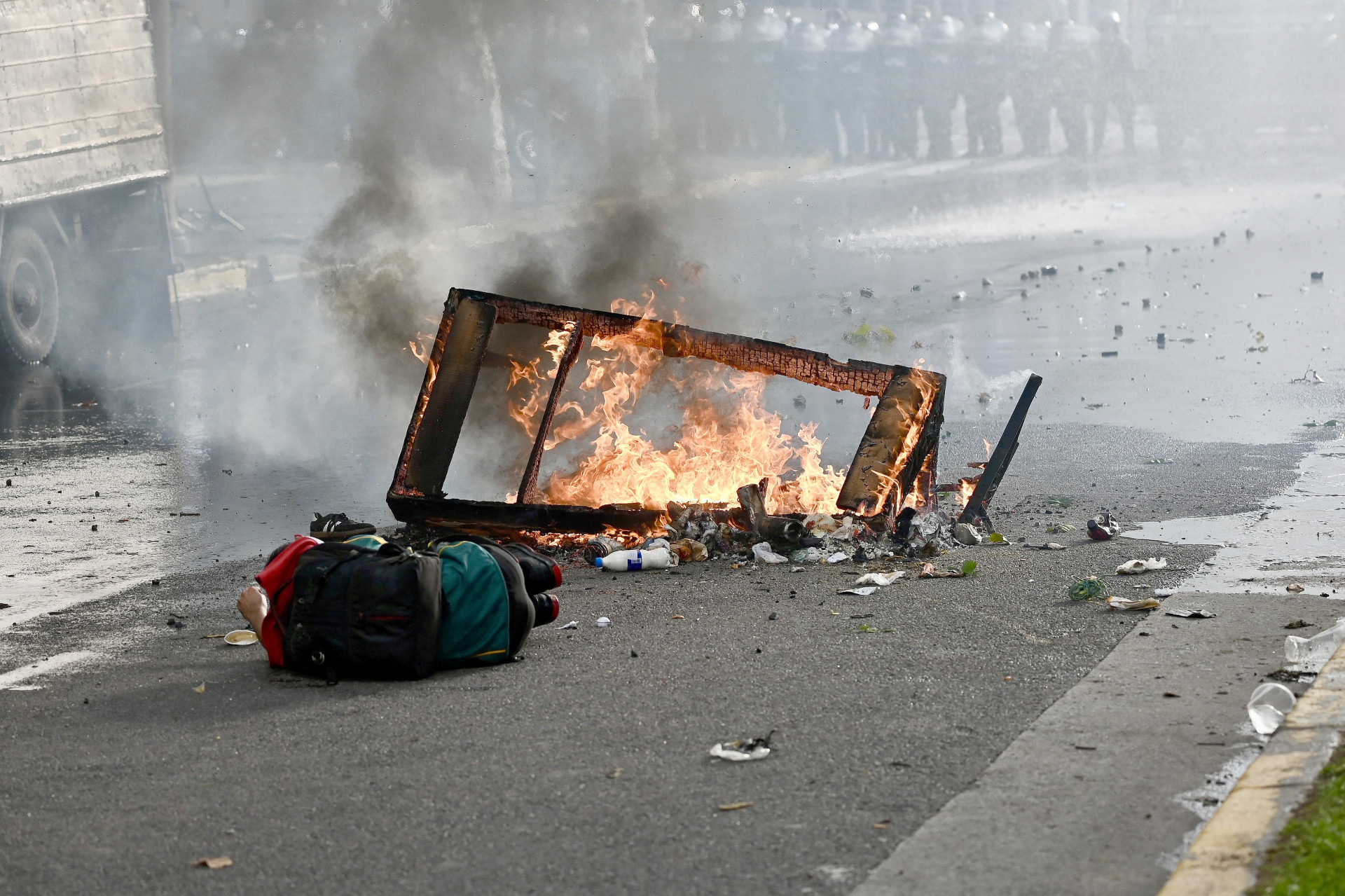 Fotojornalista foi atingido na cabeça durante protesto na Argentina - AFP