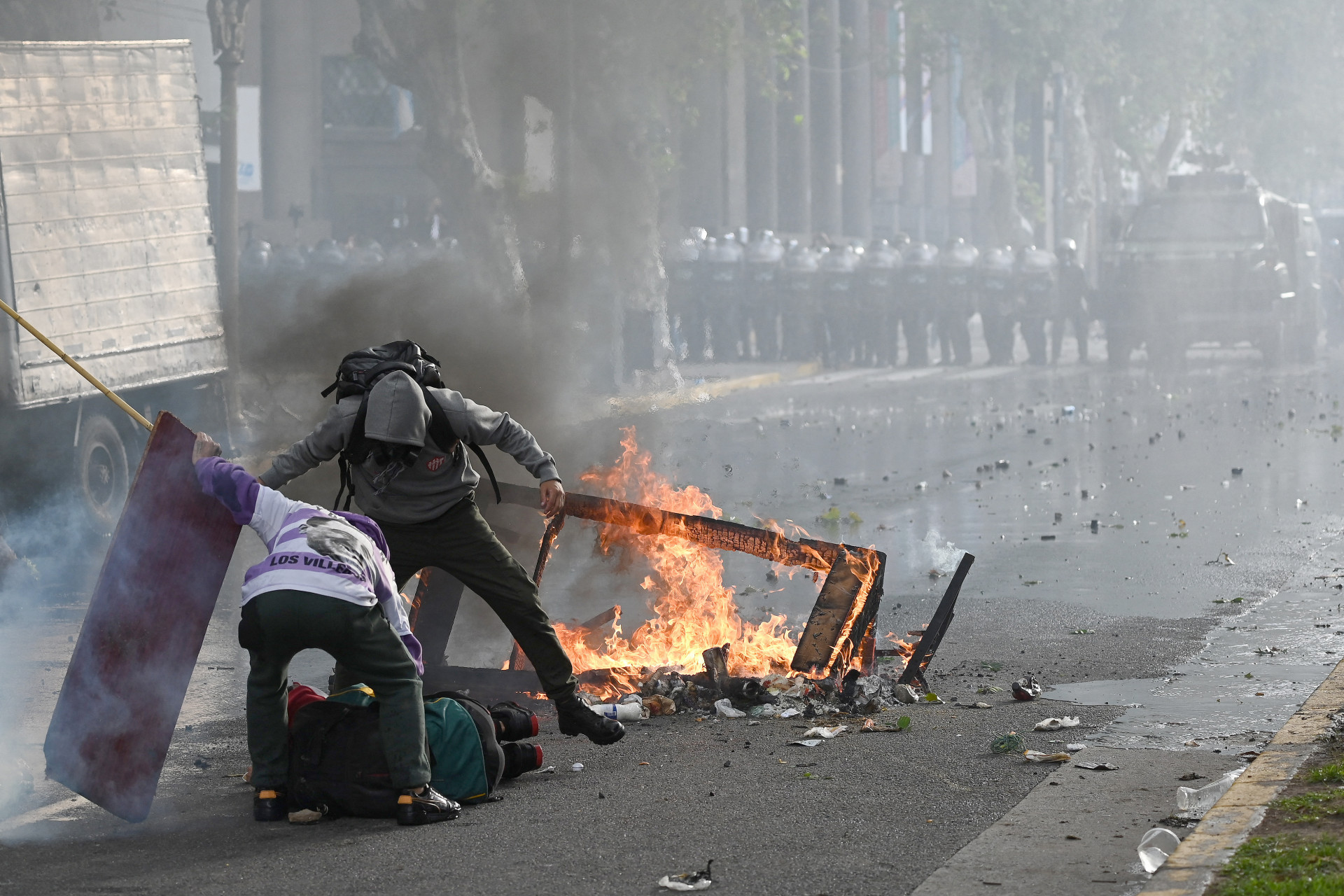 Fotojornalista foi atingido na cabeça durante protesto na Argentina - AFP