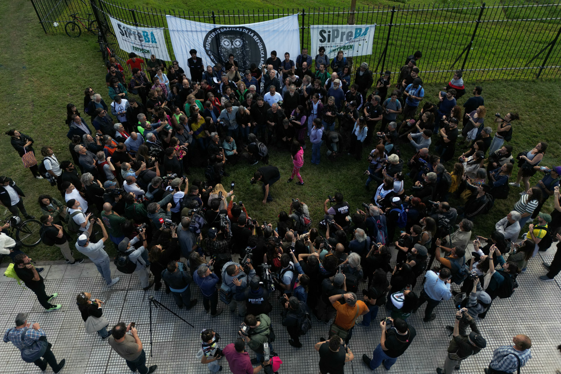 Fotojornalistas argentinos protestaram contra violência com Pablo Grillo e a classe - AFP