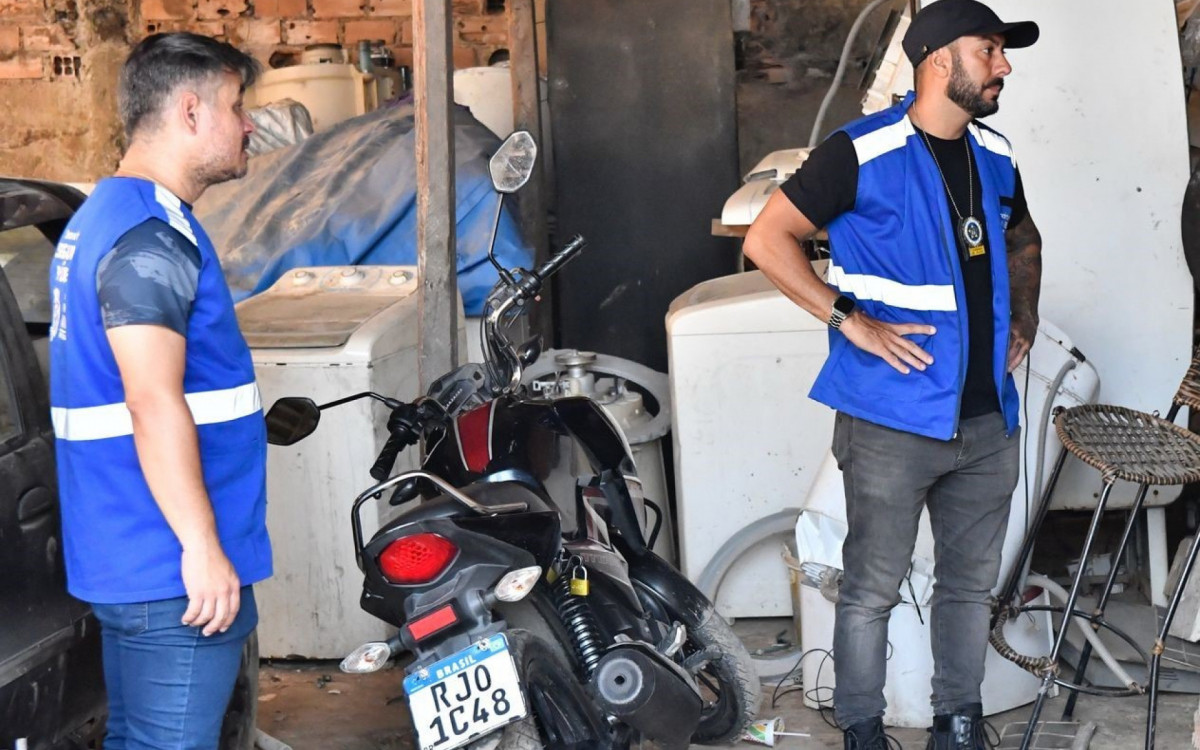 Aruak Oliveira e Cristiano Gaspar fiscalizam um ferro-velho durante a operação