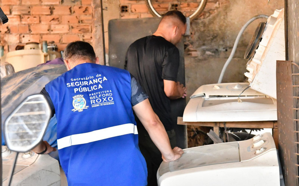 A fiscalização nos ferros-velhos foi feita com agentes da Prefeitura com a PM