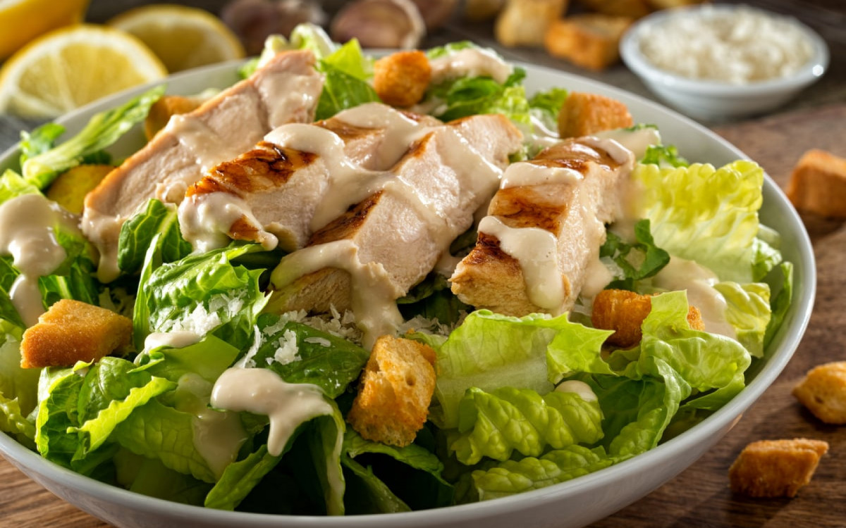 Salada caesar (Imagem: Foodio | Shutterstock)