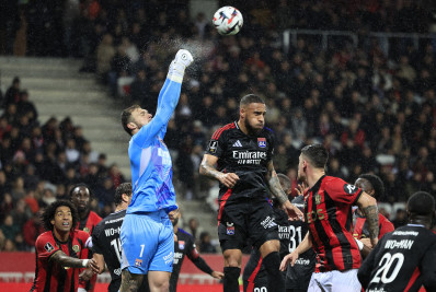 Botafogo pode lucrar com Lucas Perri, que está em alta no Lyon