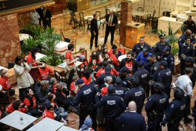 Manifestantes judeus tomam a Trump Tower para exigir a libertação do ativista Mahmoud Khalil
