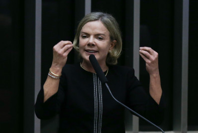 Gleisi diz que anistia é imoral e inconstitucional e convoca ministros para barrar votação