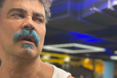 Carmo Dalla Vecchia é chamado de 'acabado' por internauta e dispara: 'Tenta uma dieta'