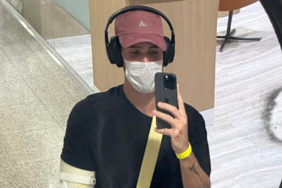 João Guilherme surge com o braço imobilizado em hospital 