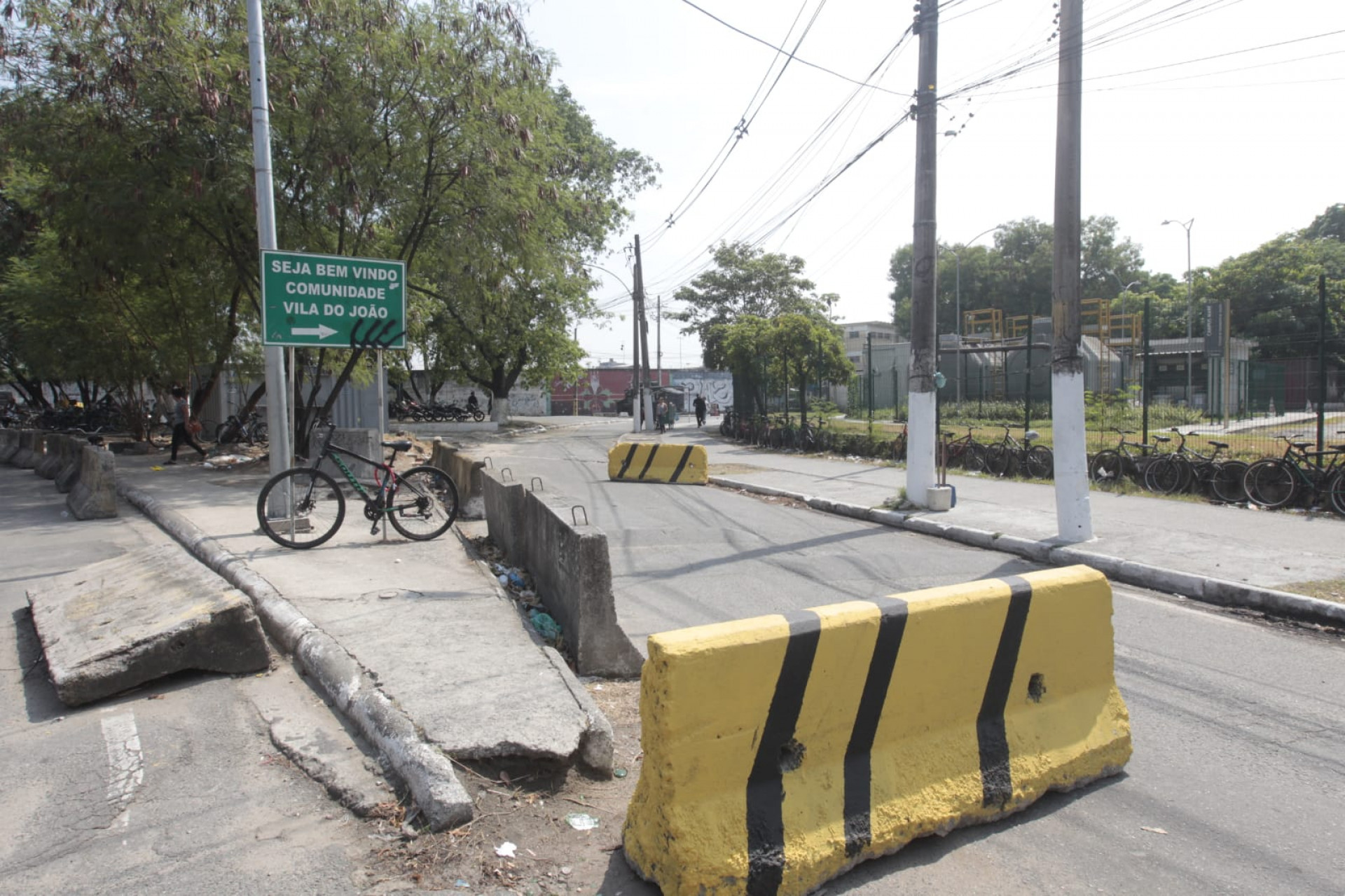 Redutores de velocidade instalados na Vila do João, no Complexo da Maré - Reginaldo Pimenta/Agência O DIA