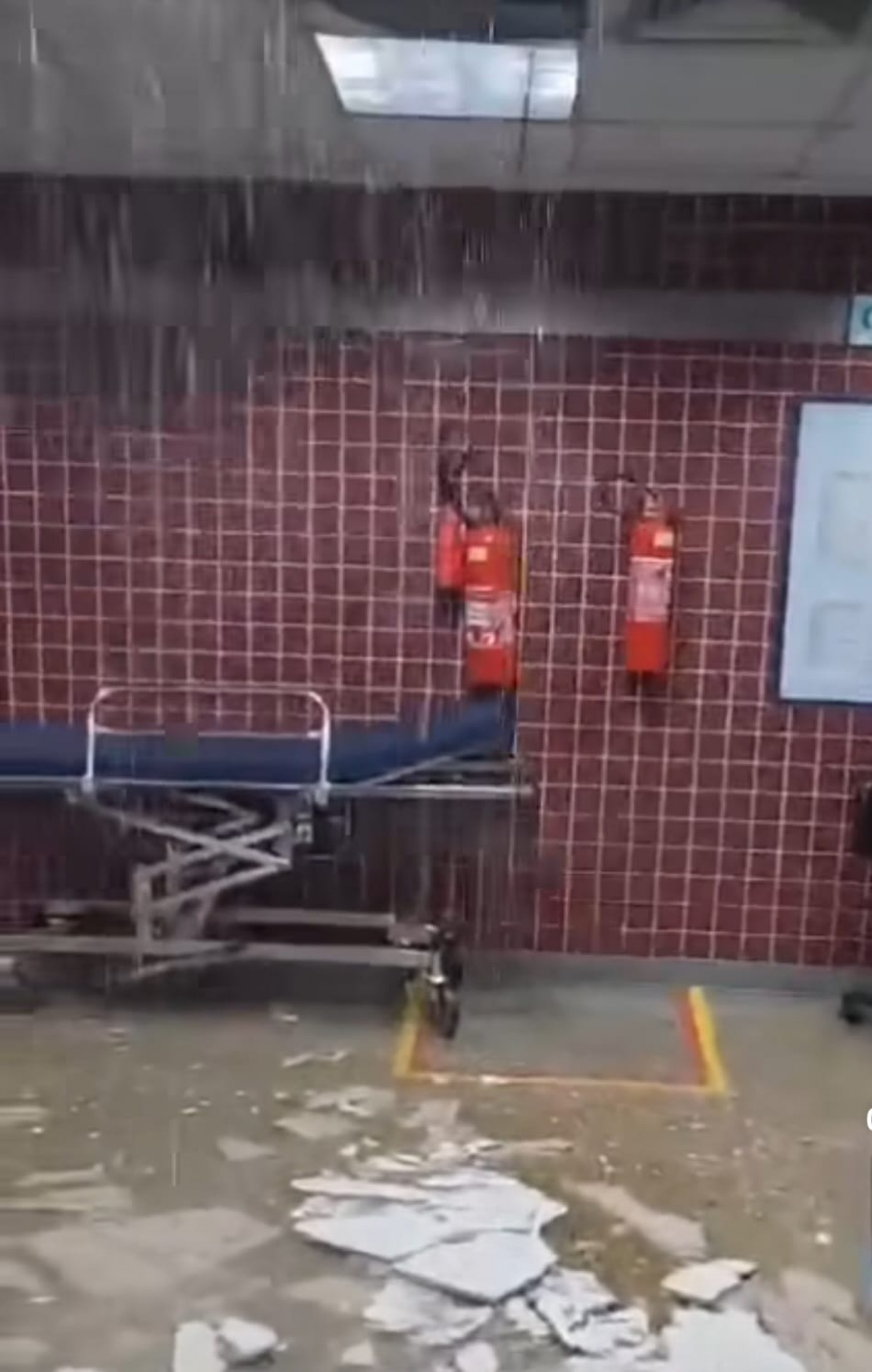 Chuva interrompe atendimento do Hospital Souza Aguiar na madrugada desta quinta-feira (13) - Reprodução / Redes Sociais 