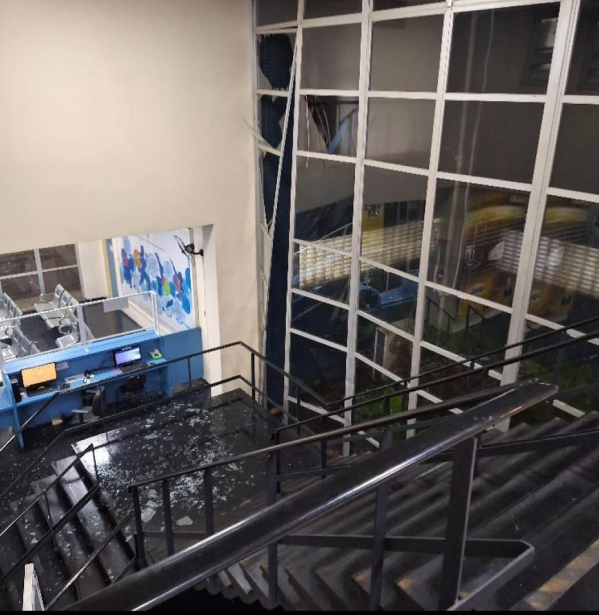 Estrutura do Hospital Municipal Souza Aguiar foi danificada por forte chuva - Reprodução / Redes Sociais 