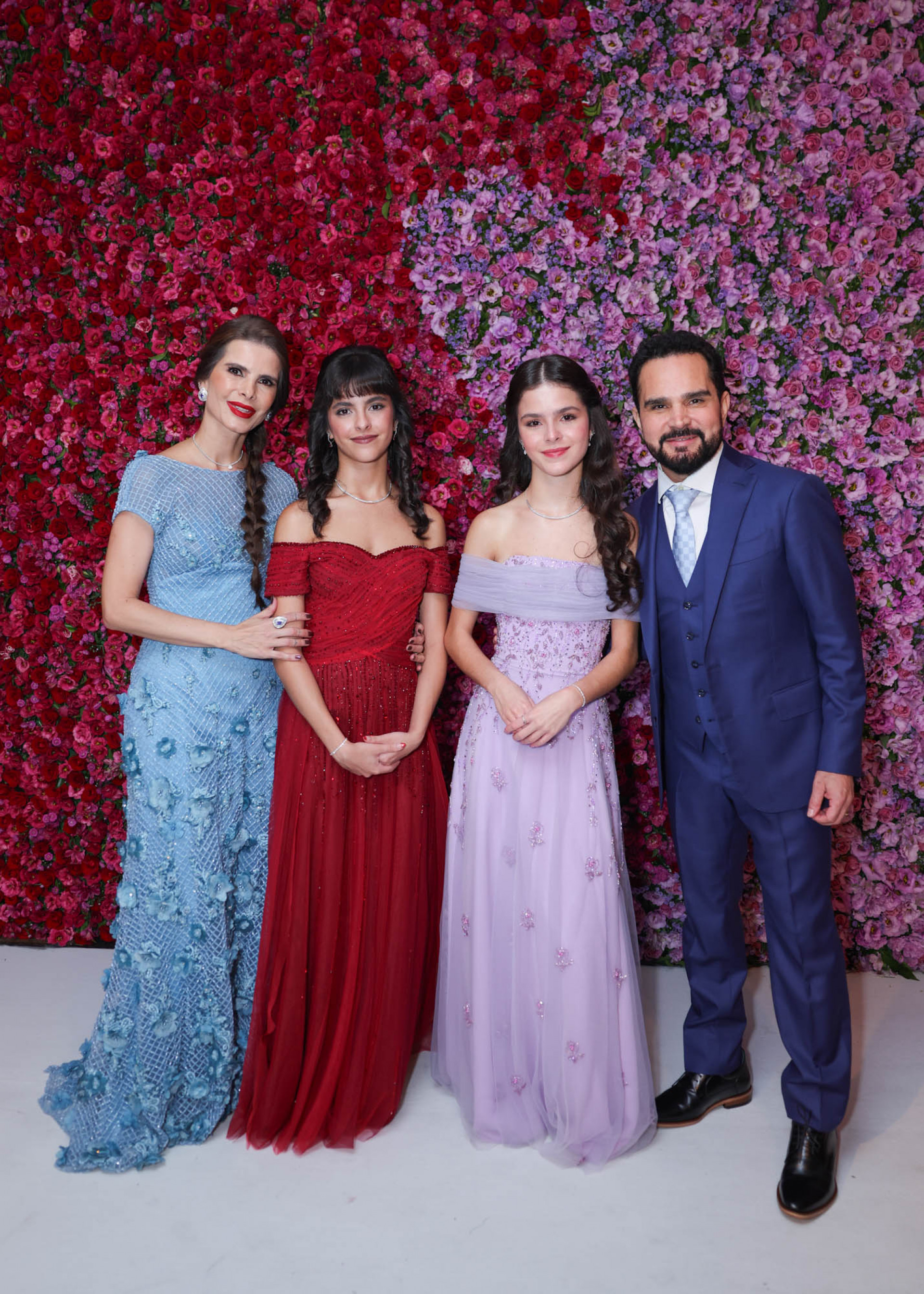 Luciano Camargo comemora os 15 anos das filhas Isabella e Helena  - MANUELA SCARPA