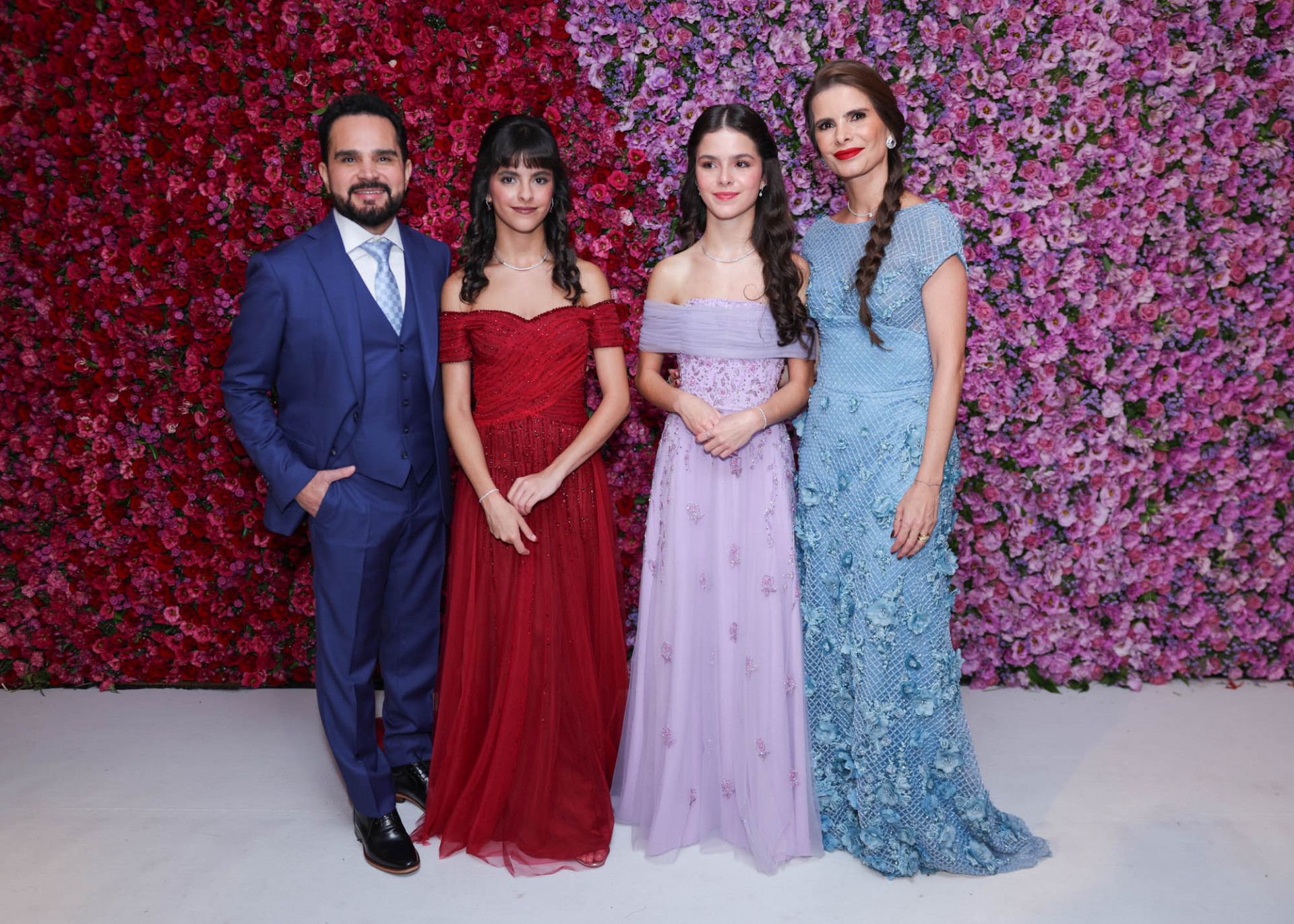 Luciano Camargo comemora os 15 anos das filhas Isabella e Helena  - MANUELA SCARPA