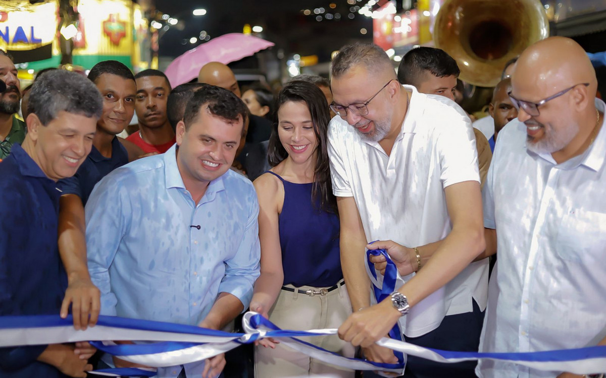 O prefeito Márcio Canella (4º da esquerda para a direita) corta a fita observado pela vice Mariana Malta, Doutor Deodalto, Netinho Reis e Marcelo Canella