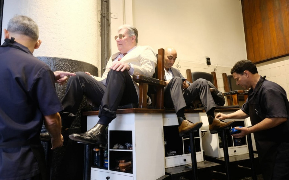 Clientes têm sapatos engraxados em engraxataria no Centro do Rio - Pedro Ivo/Agência O Dia