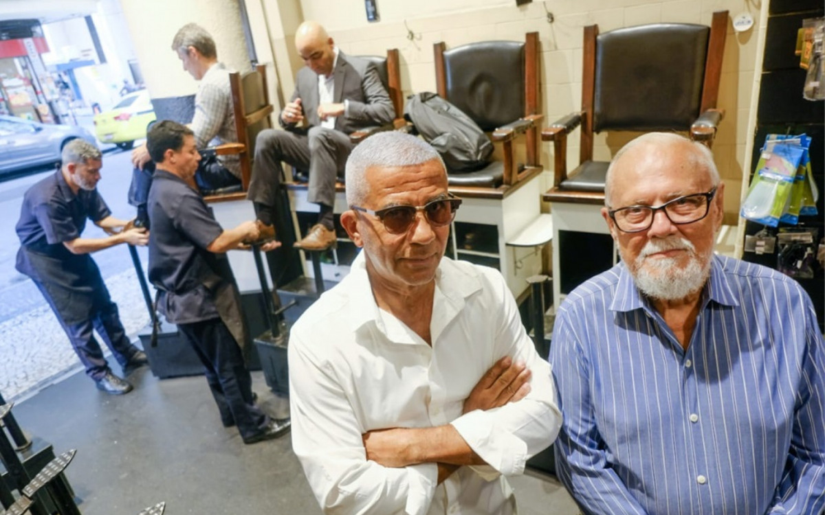 Joel Pereira e &Aacute;lvaro Francisco Cardoso administram uma engraxataria - Pedro Ivo/Ag&ecirc;ncia O Dia