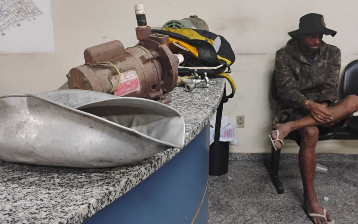 Dionata Michel Cardoso Rodrigues detido no registro da ocorrência na 57ª DP e o material apreendido furtado pelo suspeito na residência no Centro