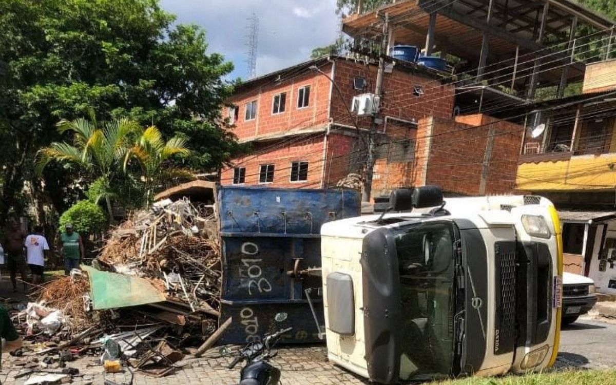 Carreta deve ser destombada ainda na noite desta sexta-feira