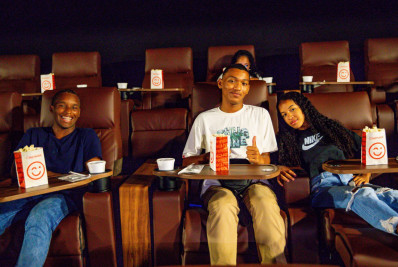 Projeto leva jovens de comunidades para assistir ao filme 'Ainda Estou Aqui'