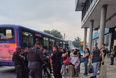 Assalto a ônibus na Avenida Brasil termina com criminoso preso no Centro 
