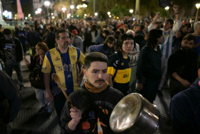 Torcidas de clubes argentinos protestam por aposentados, e Milei promete prisão