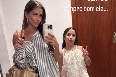 Deborah Secco posa com a filha em selfie no espelho