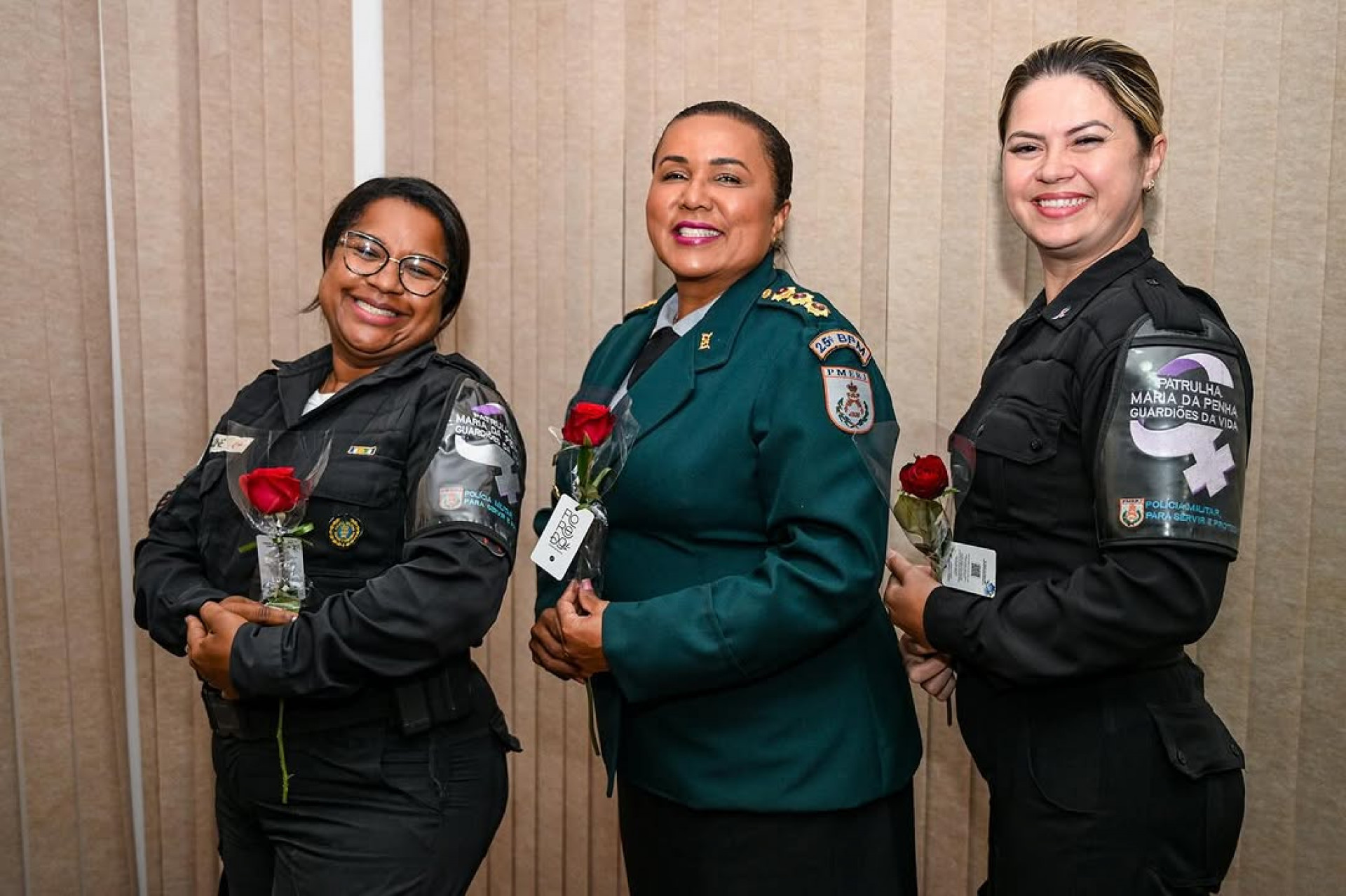 Coronel Andreia Campos entre policiais da Patrulha Maria da Penha - Reprodução/ Redes sociais