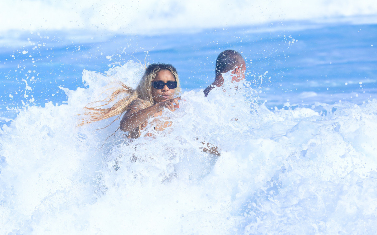 Cariúcha leva \'caixote\' durante mergulho em praia do Rio
