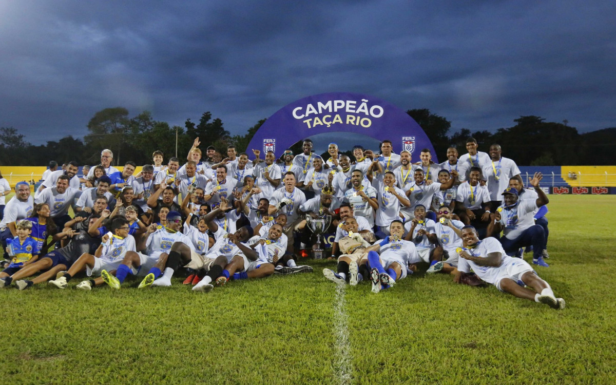 Sampaio Corrêa posa para foto com o troféu da Taça Rio