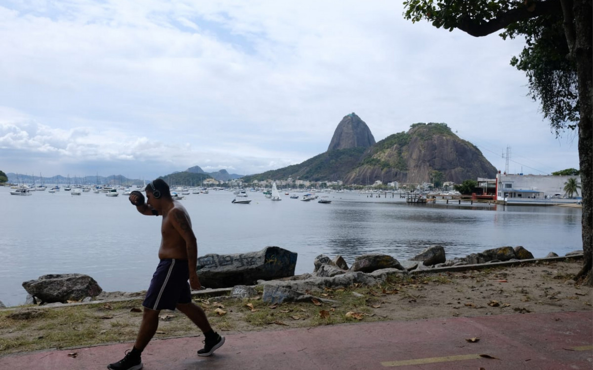 Tempo estava parcialmente nublado na enseada de Botafogo