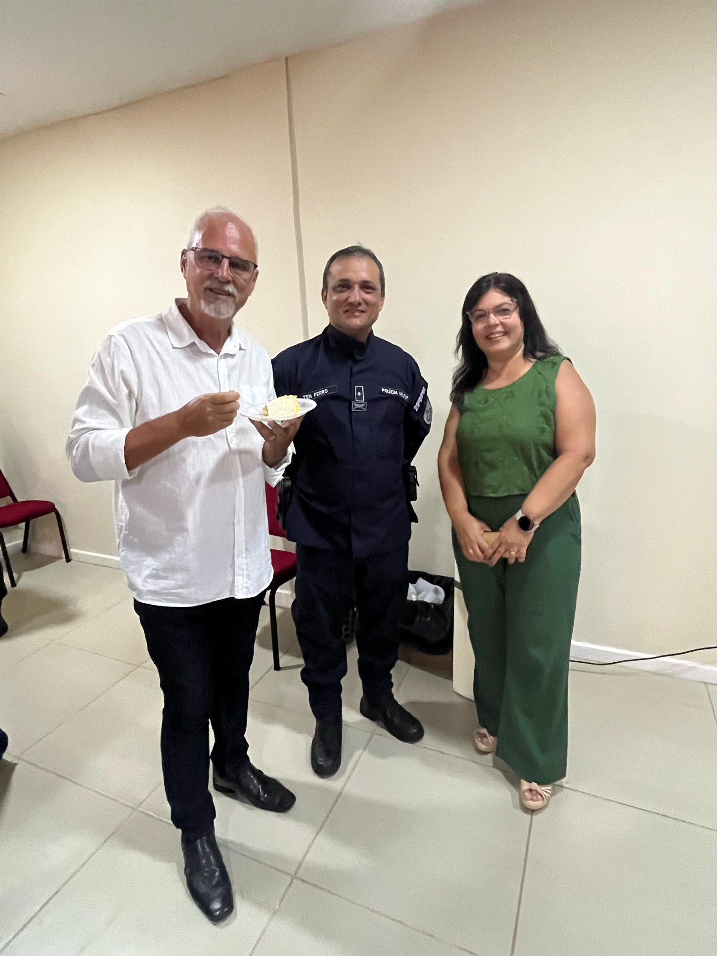 Adilson Ribeiro, tenente PM Ferro e Vânia Ribeiro ao final da posse