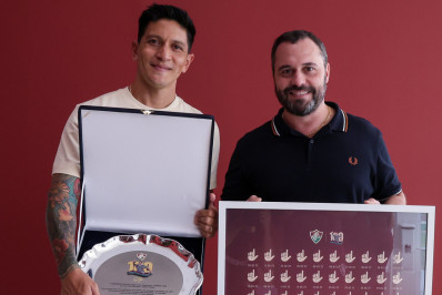 Fluminense presenteia Cano com placa e quadro em homenagem aos 100 gols