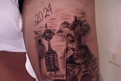 Alexander Barboza faz tatuagem dos títulos do Botafogo em 2024