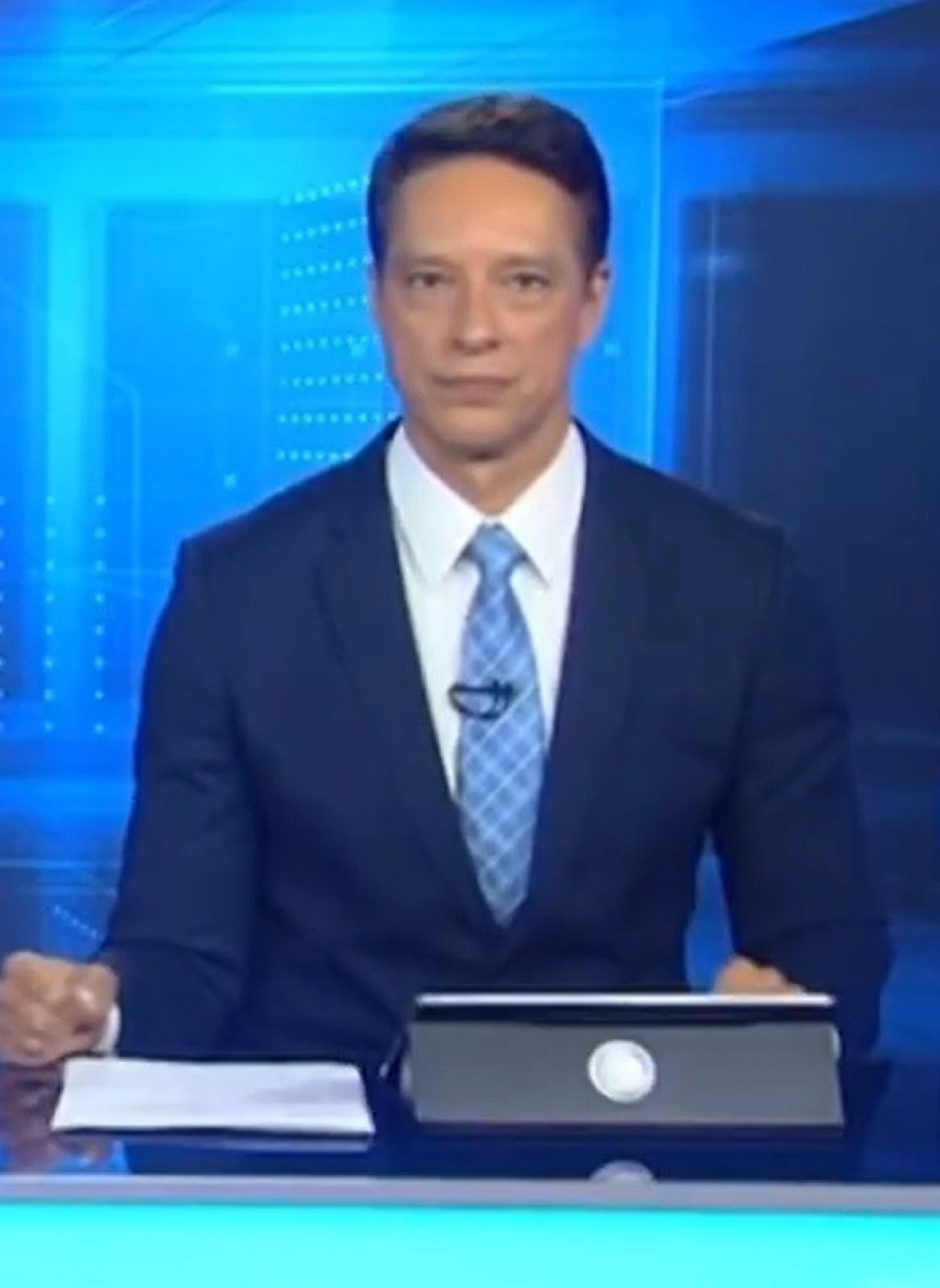 Sérgio Aguiar tem crise alérgica e é substituído no 'Jornal da Record' - Reprodução de vídeo