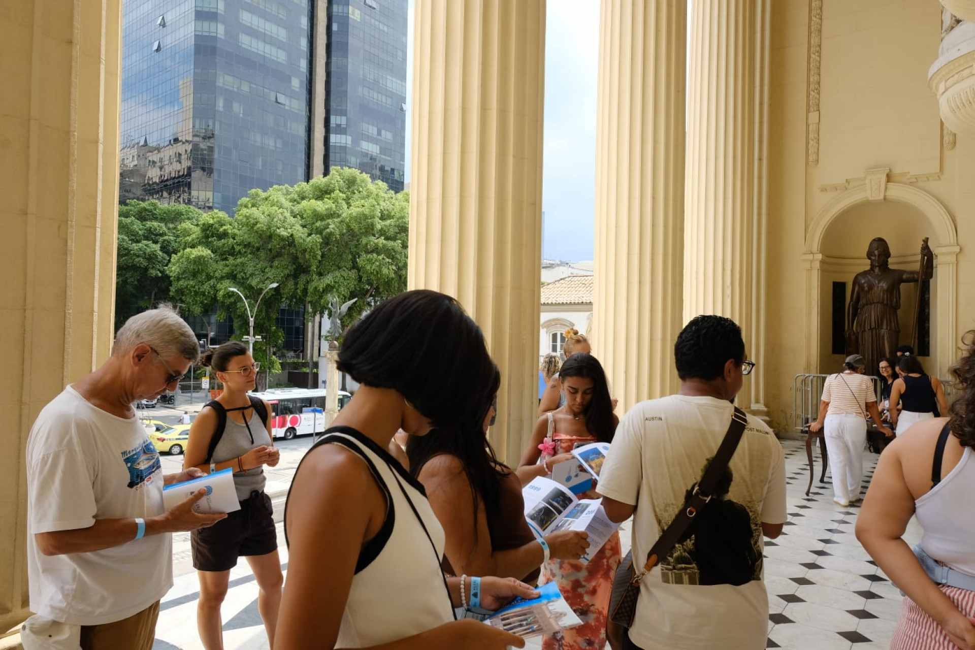 Público chegou cedo ao evento no Palácio Tiradentes - Pedro Teixeira/ Agência O Dia