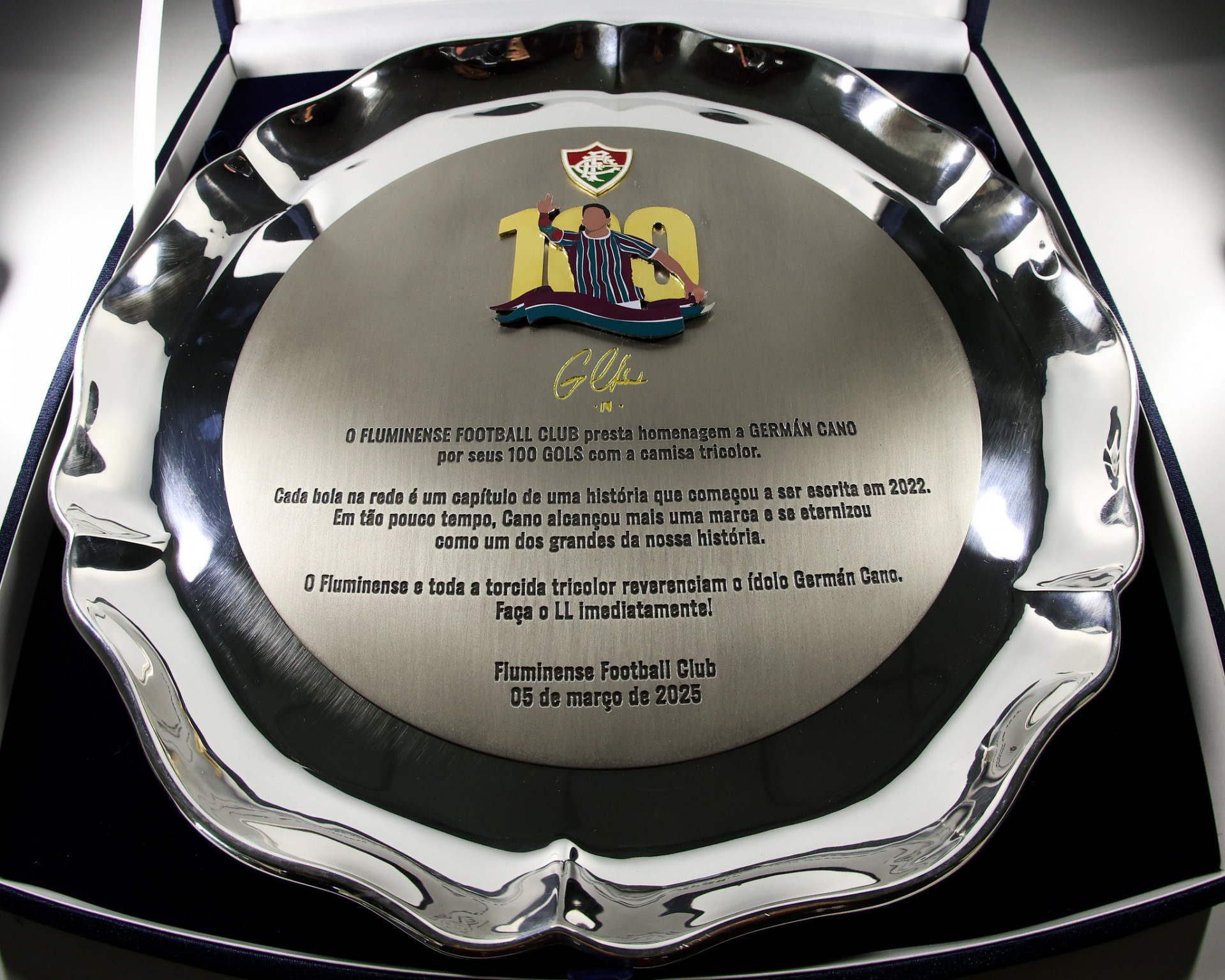 Placa que homenageia os 100 gols de Cano pelo Fluminense - Marcelo Gon&ccedil;alves/Fluminense FC