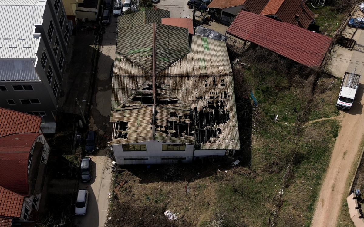 Imagens mostram vista da boate incendiada - AFP