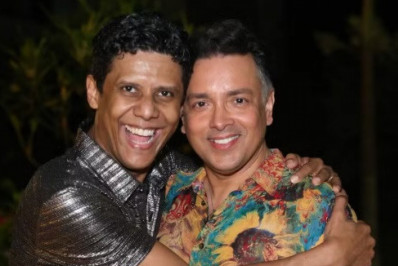 Wendell Bendelack recebe o carinho do marido, Rodrigo Fagundes, e amigos em festa